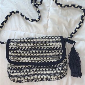 blue and white crochet roxy purse